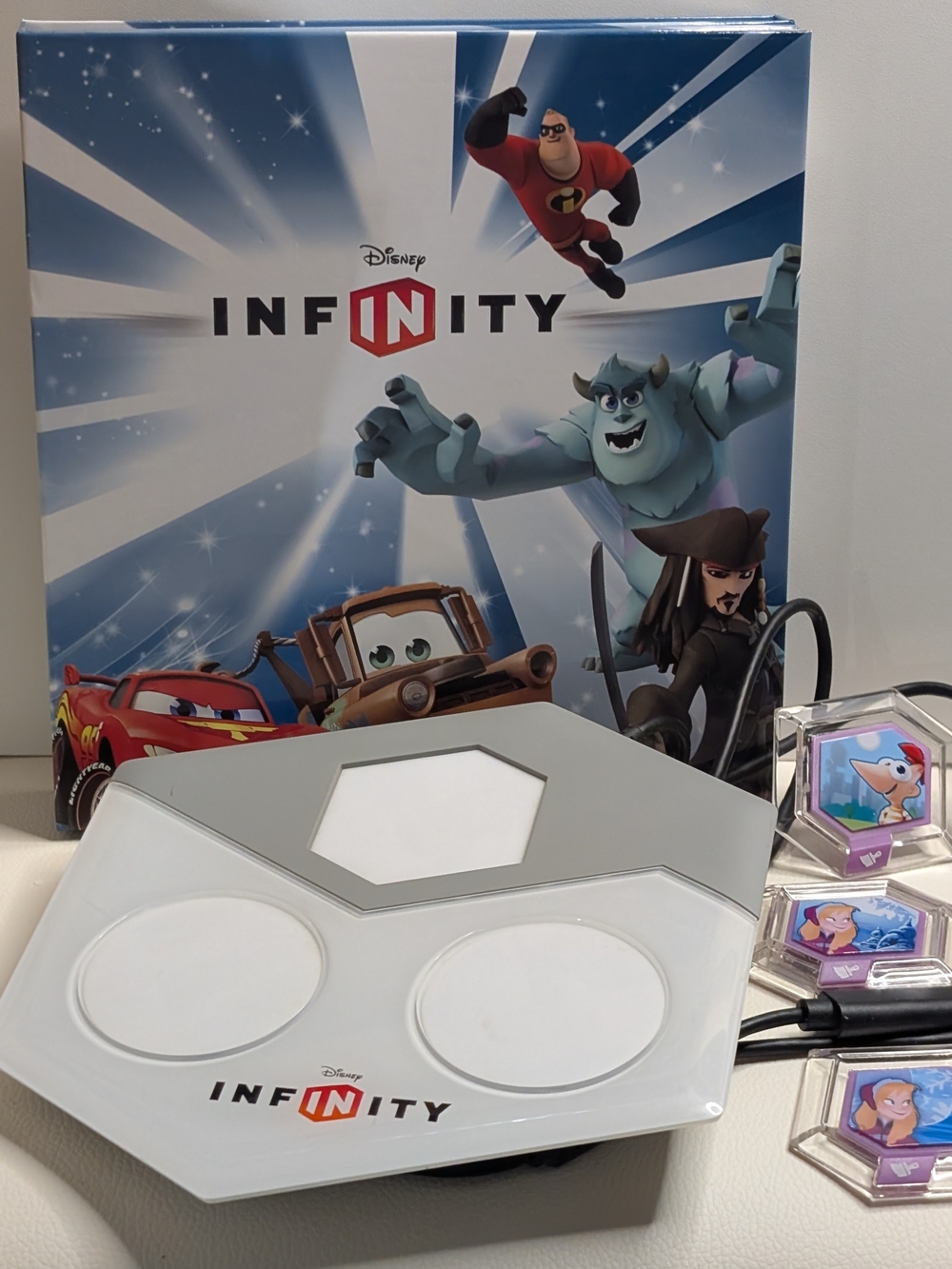 Disney Infinity Power Disc album with 6 Discs And Infinity Port